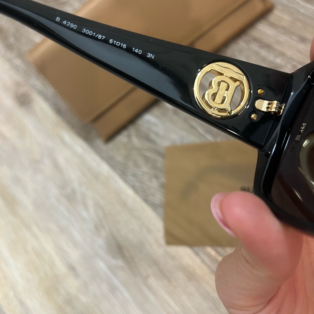 🔥BIG SALE🔥Burberry Black Shield Sunglasses with Gold TB Emblems - Picture 4 of 5